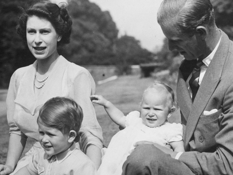 “Un amor severamente racionado”: nuevo libro revela la nefasta relación de Isabel II y Felipe con el príncipe Carlos
