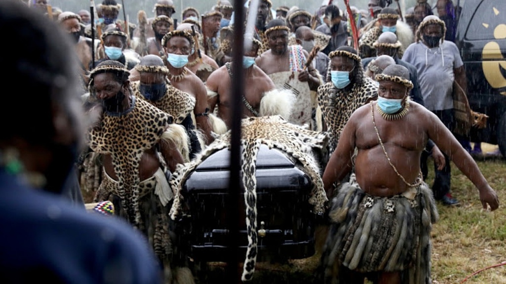 Los zulúes lloraron en rituales fúnebres del rey Goodwill Zwelithini, enterrado a la medianoche