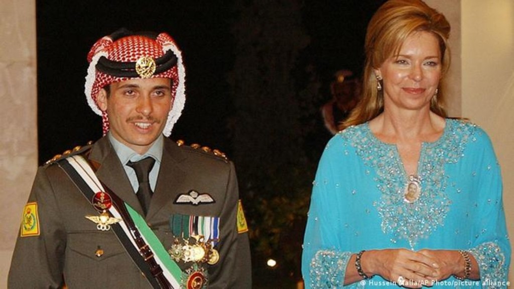 La reina Noor de Jordania defendió a su hijo contra “malvadas calumnias”