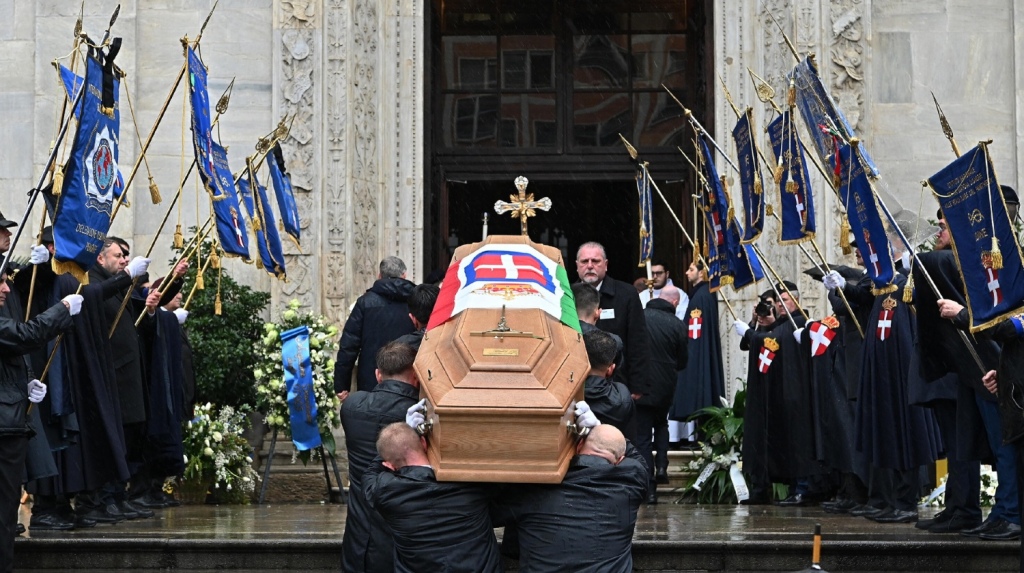Sofía de España, Alberto de Mónaco y otros miembros de la realeza en el funeral de Víctor Manuel de Saboya en Italia