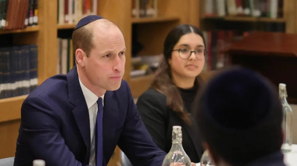 El príncipe de Gales condenó el aumento del antisemitismo durante su visita a una sinagoga